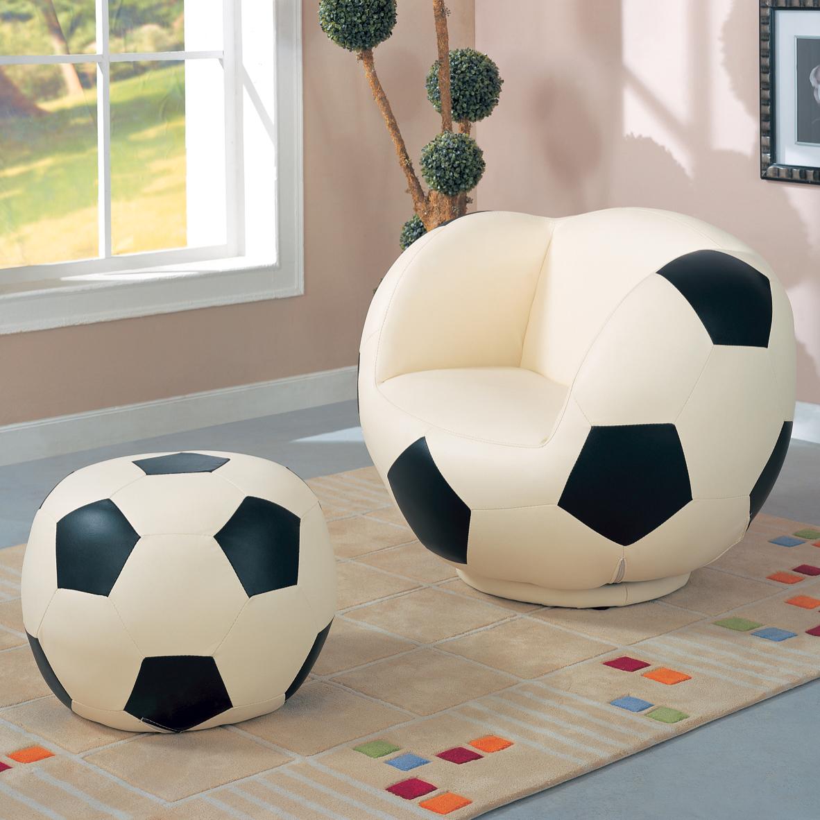 Кресло в виде футбольного мяча